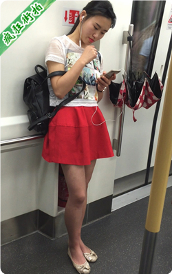 坐地铁的漂亮红裙美眉白皙裸腿-116MB
