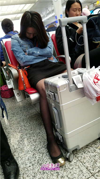 4K视频！车站黑色包臀裙黑丝长腿短发shaofu睡着了-644MB