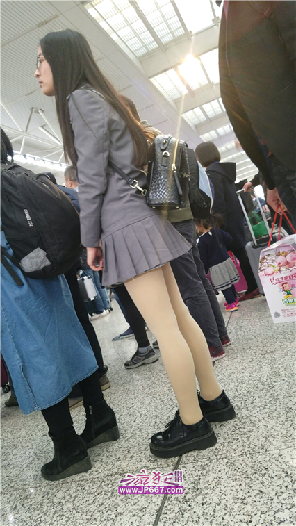 4K视频！火车站排队买票的学生装超短裙肉丝美眉-619MB 
