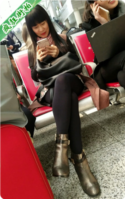 4K视频！高铁站候车的黑丝包臀裙长发熟女-570MB