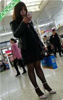 4K视频！车站黑色蕾丝包臀裙粉高跟丰满少妇-667MB
