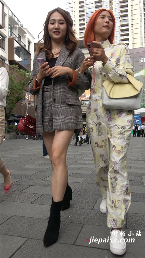 4K - 身材性感的街拍美腿美女陪姐妹逛街 [1.65 GB/MP4]