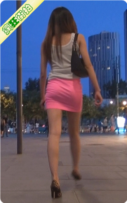 街拍超短粉色包臀裙长腿美女-188MB
