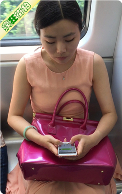 坐地铁的粉色无袖连衣裙美女-165MB