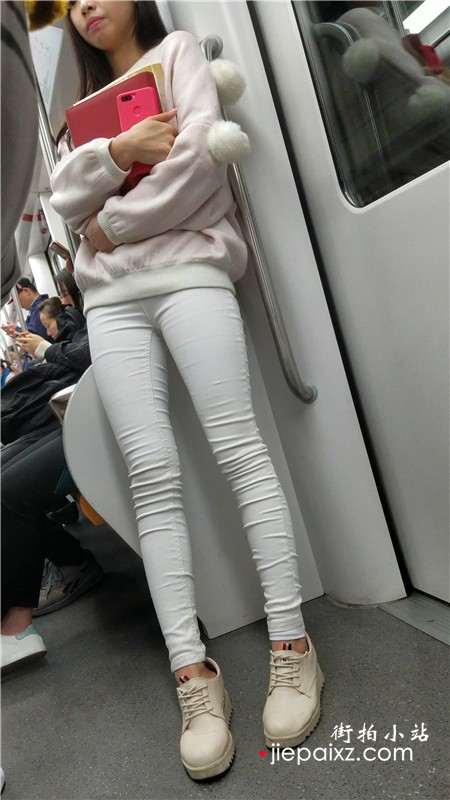 4K - 地铁上的苗条身材清秀小美女街拍紧身白裤