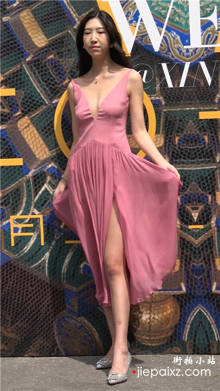 4k-偶遇极品性感的粉红连衣裙V领低胸美女摆拍