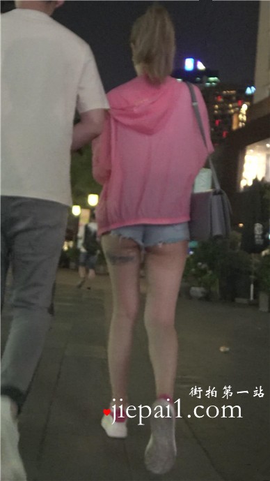 4k-超短热裤美臀女孩跟男友逛夜市