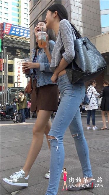 【已补档】4k-街拍极品紧身蓝牛MM，双飞姐妹花喝着奶茶一路很开心。