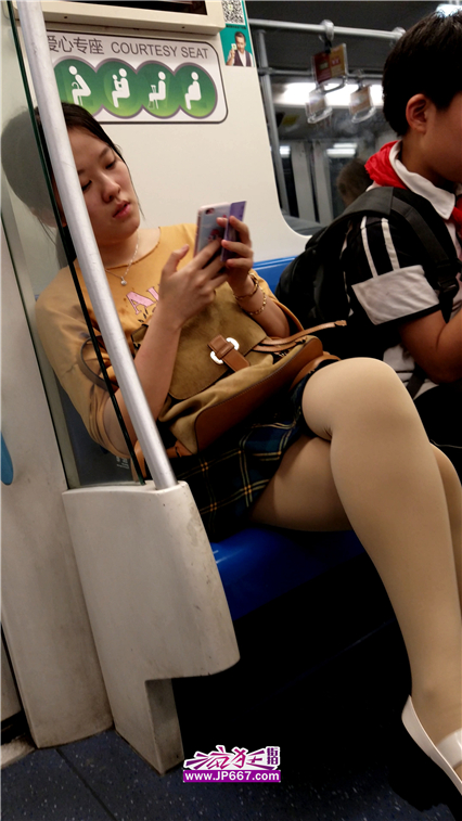 [打底裤] 4K！地铁近拍摄肉丝超短裙妹子美腿-456MB