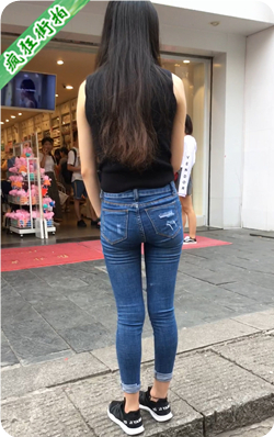 [牛仔裤] 街拍蓝色紧身牛仔裤性感身材极品圆润俏臀妹子-259MB
