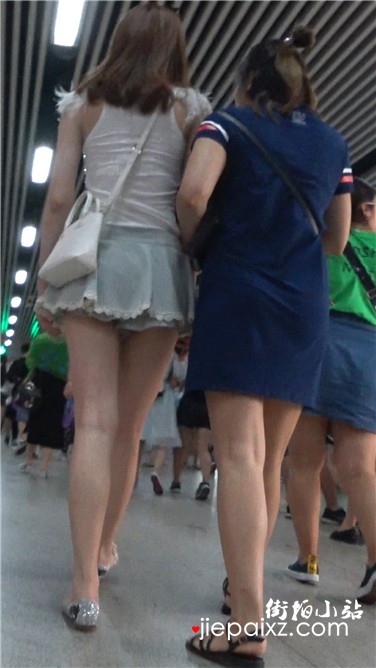 4k超清，街拍刚下地铁的小短裙美女