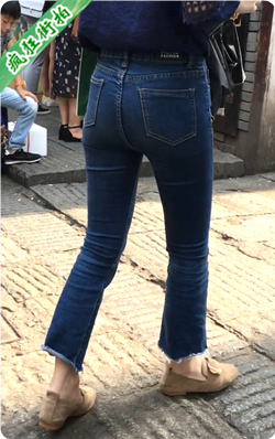 [牛仔裤] 步行街拍摄蓝色紧身牛仔裤小少妇性感紧致俏臀-433MB