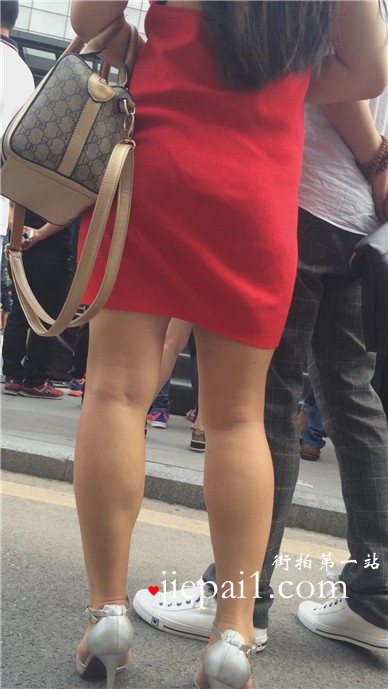 街拍红色连衣裙美腿高跟鞋美少妇。