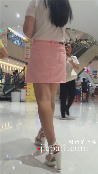 街拍甜美可爱粉色裙高跟鞋美眉。