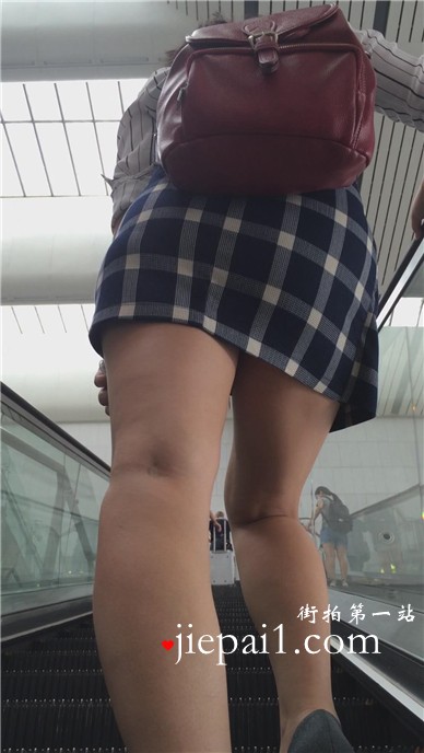 性感美腿格子短裙高跟鞋美女。