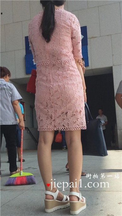 街拍粉色镂空连衣裙配坡高跟凉鞋的美女。