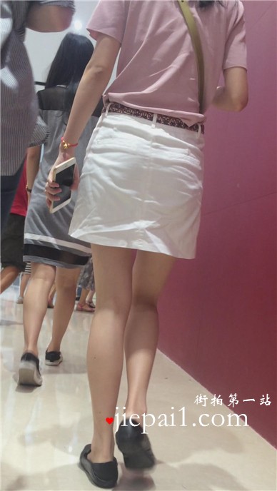 饶有兴致逛超市的白裙美腿MM。