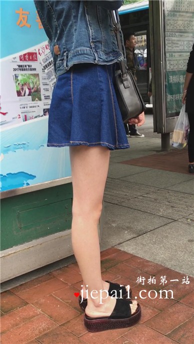 公交站拍摄打电话的超短牛仔裙美女