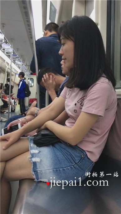 地铁上的粉色T恤牛仔裙小清新甜美美眉。
