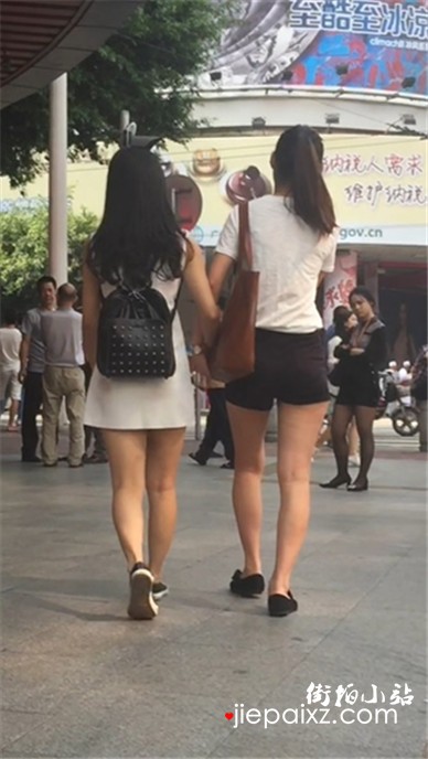 街拍清纯热裤白皙美腿俩姐妹一起逛街