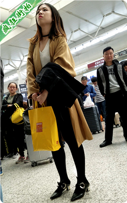 [打底裤] 4K视频！高铁站排队的黑色短裙丝袜长发高跟shaofu-777MB