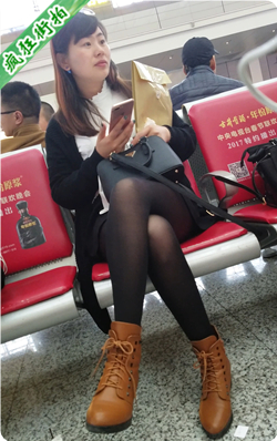 [打底裤] 4K视频！火车站候车的短裙黑丝漂亮shaofu-748MB