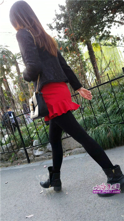 [打底裤] 4K视频！公园游玩的红色超短裙黑打底丝袜长腿美女-390MB