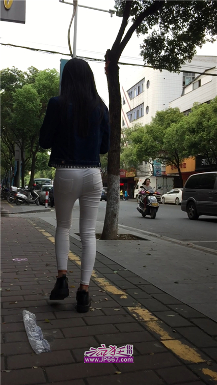 [牛仔裤] 街头跟拍白色紧身裤长发美眉-283MB