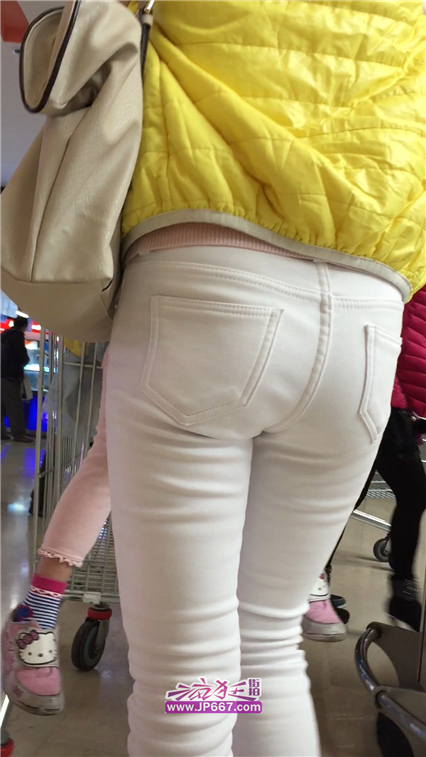 [牛仔裤] 街拍白色紧身裤妈咪和女儿逛商场-899MB 
