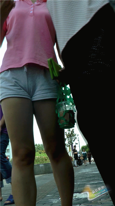 [休闲裤] (超长篇)街拍红T恤白布裤少妇，前三角很迷人