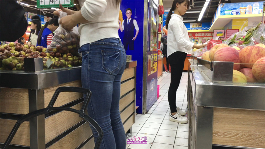 [牛仔裤] 超市购物的蓝牛饱满丰臀长发美女-224MB
