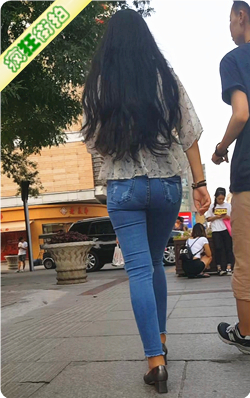 [牛仔裤] 街拍蓝色牛仔铅笔裤极品饱满圆润俏臀长发美女-225MB 