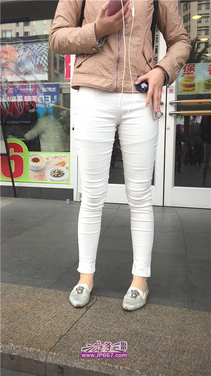 [牛仔裤] 背包包的白色紧身裤和黑色皮短裤高靴妹子-235MB