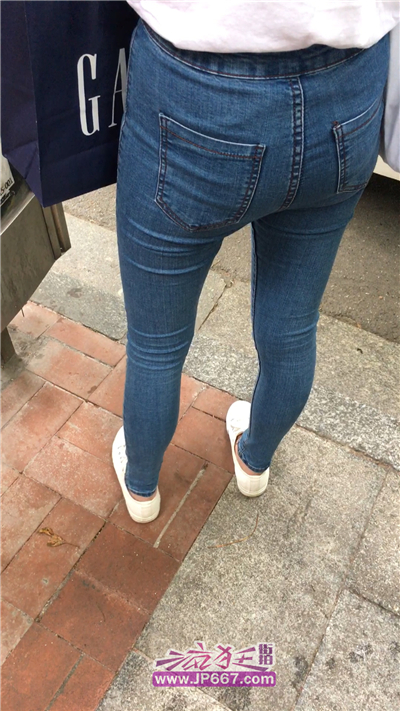 [牛仔裤] 蓝色紧身牛仔裤学生MM[399M/MOV]