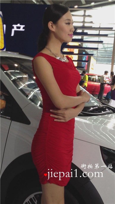 前凸后翘的优雅知性红裙长腿美女车模。
