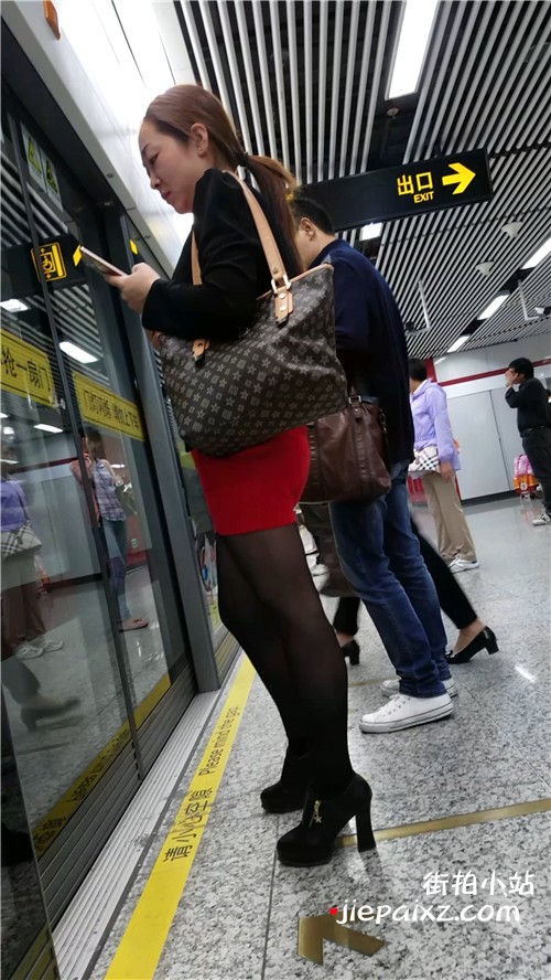等地铁的红裙，丝袜，高跟成熟美女