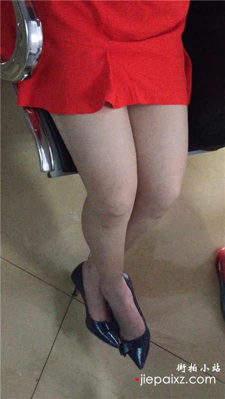 美腿红色包臀裙，尖嘴高跟鞋美眉