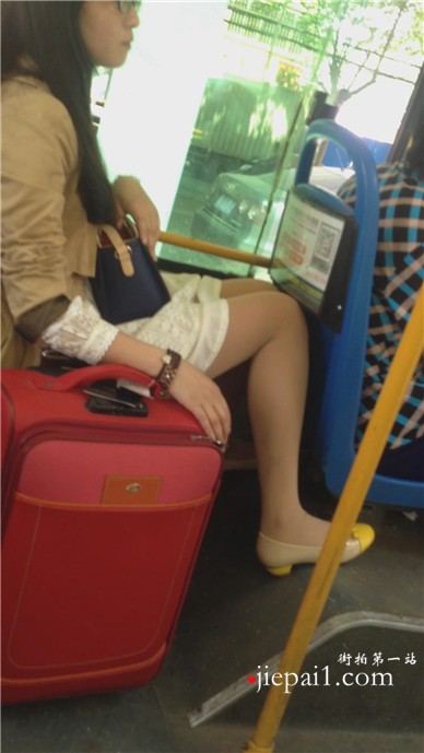 公交车上拍摄肉丝袜连衣裙女孩