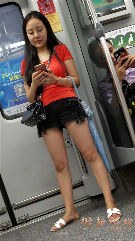 4k-红T恤超短热裤街拍美腿姐姐