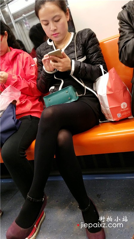 4k-地铁上的超性感黑丝街拍美腿姐姐