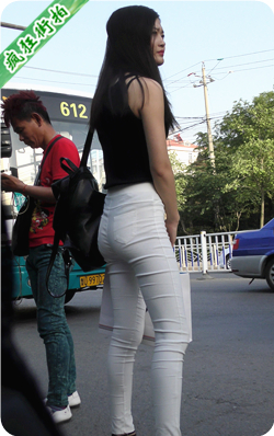 4K视频-等车的白色紧身裤长发美女极品饱满圆润俏臀-654MB