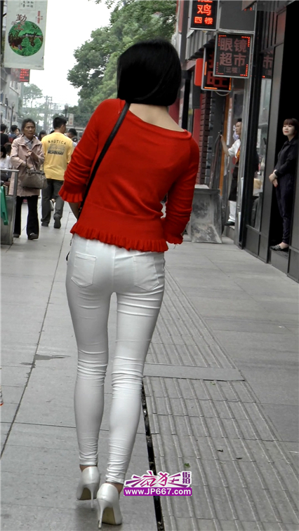 街拍白色紧身裤红衣少妇高跟美腿俏臀-293MB 