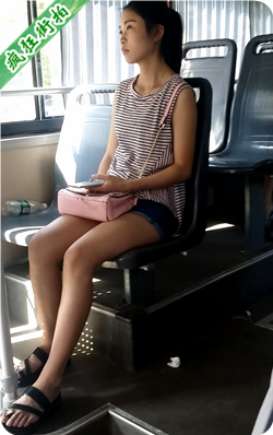 公交车上的长腿蓝色牛仔热裤清纯美女-1.34GB