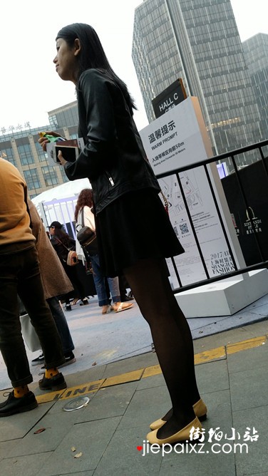 4k超清，气质短裙黑丝长腿美女在街头等密友逛街