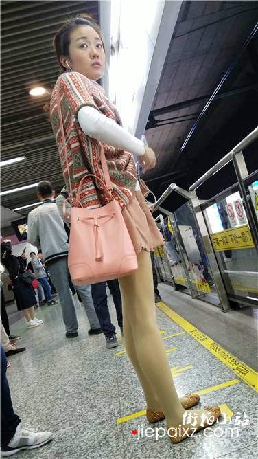 【已补档】4k超清，站台上等地铁的文艺小清新妹子