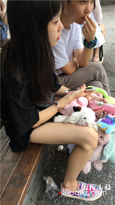 街拍苗条美腿小妹，拿着一堆兔子娃娃 