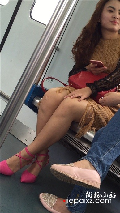 地铁拍摄粉色高跟裸腿性感高颜值美女