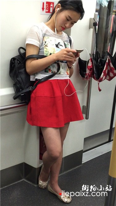 街拍地铁上听歌的红裙清纯颜值美女