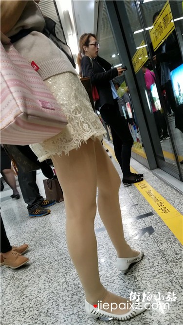 4k超清，等地铁的修长美腿性感高颜值美女姐姐