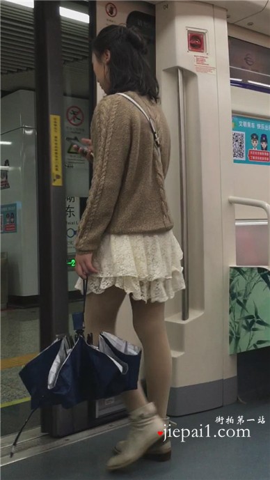 【已补档】地铁超近拍摄美腿肉丝袜短裙美女